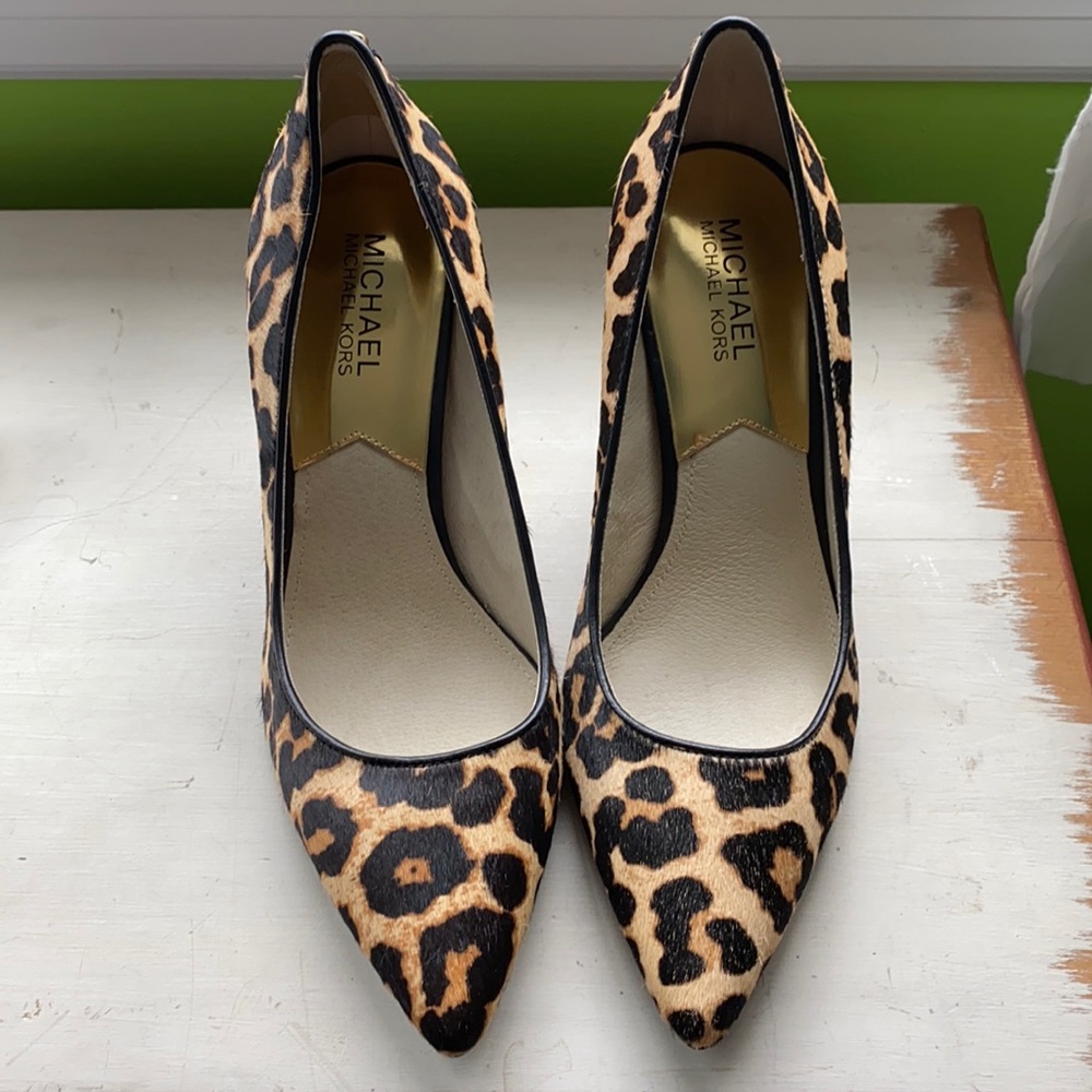 Leopard print mid pump